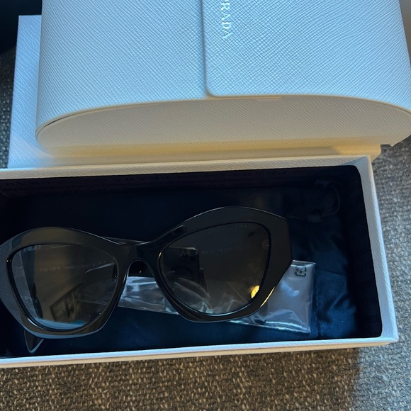 Authentic Prada sunglasses SPR07Y 55mm gray gradient - Picture 9 of 11